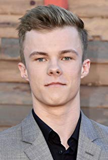 How tall is Nicholas Hamilton?